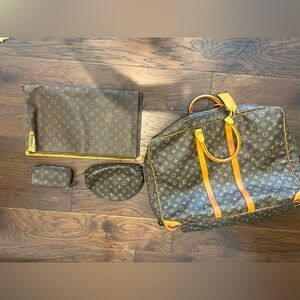 Louis Vuitton Sirius Travel bag with three accessories.